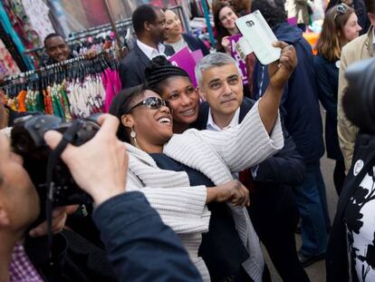 El candidato laborista a la alcald&iacute;a de Londres, Sadiq Khan, posa este mi&eacute;rcoles para una foto con dos seguidoras en un mercado de Londres.