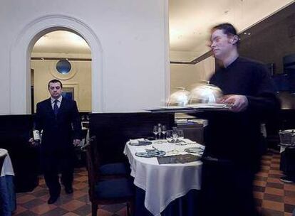 Comedor de Kresala, en Barcelona. Abajo, pichón en dos cocciones con <i>calvados,</i> <i>tatin</i> de manzana y tabaco de cocina.