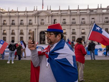 Hombre protestando frente al Palacio de La Moneda en Chile. Neoliberalismo