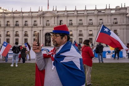 Hombre protestando frente al Palacio de La Moneda en Chile. Neoliberalismo