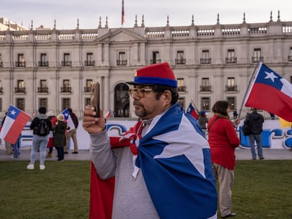 Un grupo de personas protesta frente al Palacio de La Moneda en Santiago, Chile.