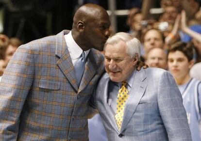 Michael Jordan besa a su antiguo entrenador, Dean Smith, en 2007.