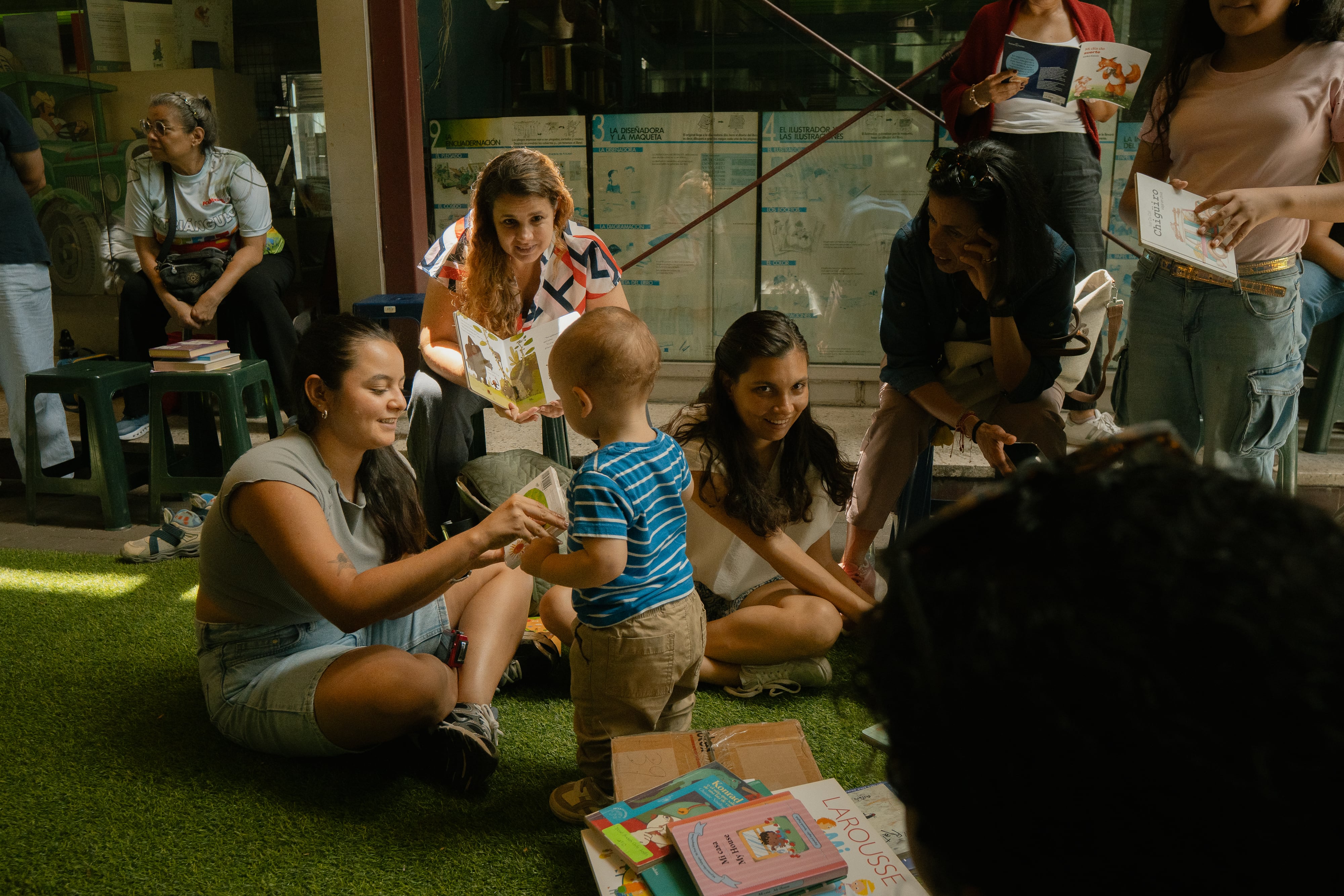 Los libros acompañan a niños refugiados en albergues tras el doble terremoto que golpeó a Venezuela