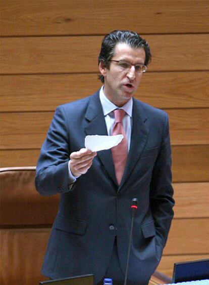 Feijóo en el debate del parlamento, con el papel de la denuncia.