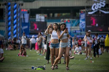 Jóvenes bailan en un concierto de música electrónica durante el Ultra Music Festival de Corea en el estadio olímpico de Seúl, Corea del sur.