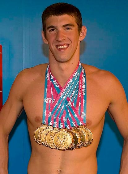 Michael Phelps exhibe con satisfaccin todas sus medallas.