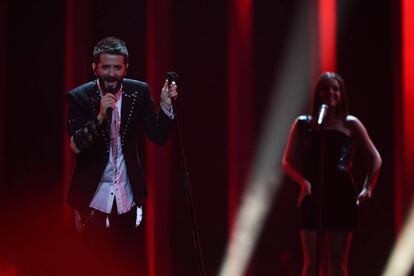 El cantante y compositor albanés, Eugent Bushpepa, en un momento de su actuación con 'Mall'.