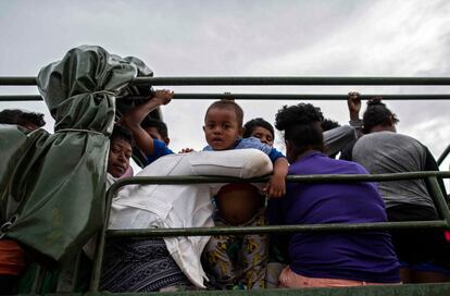 Miembros de la Marina ayudan a evacuar a las personas de las comunidades de Karata y Wawa Bar antes de la llegada del huracán Iota a Bilwi, en Puerto Cabezas (Nicaragua). El huracán Iota ha alcanzado ya la categoría 4 y con vientos sostenidos de 225 kilómetros por hora se acerca a las costas de Centroamérica.