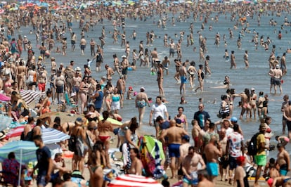 Vista general de la playa valenciana de la Malvarrosa atestada de gente, en julio de 2021.