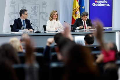 Los ministros Bolaños, Alegría y Escrivá, durante la rueda de prensa tras el Consejo de Ministros.