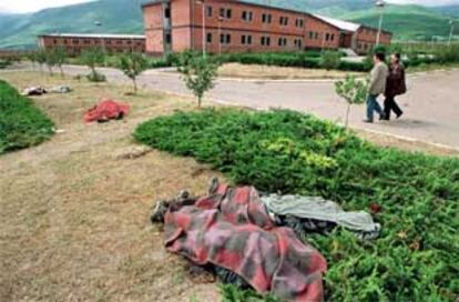 Imagen de mayo de 1999 de cadáveres de presos en la cárcel de Dubrava, Istok (noroeste de Kosovo).