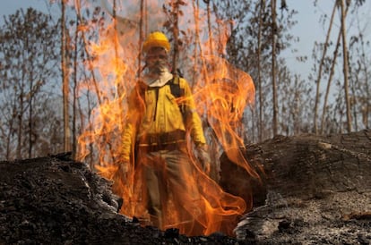 Un bombero se ve a través de las llamas de uno de los incendios en la selva amazónica del pasado agosto, cerca de Porto Velho (Brasil).