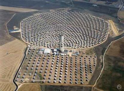 Vista aérea de los helióstatos de la empresa Abengoa en Sanlúcar la Mayor (Sevilla), la mayor planta solar térmica de Europa.