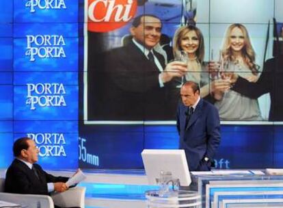 Silvio Berlusconi, durante un programa de televisión con la foto de la celebración del 18º cumpleaños de Noemi Letizia al fondo.