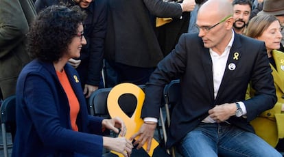 Marta Rovira y Ra&uuml;l Romeva dejan un asiento libre con el lazo amarillo en recuerdo del encarcelado Junqueras.