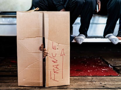 Un niño migrante juega en una caja de cartón con la inscripción "Francia", a bordo del barco de rescate 'Ocean Viking', este jueves en el mar Tirreno entre Italia y la isla de Córcega.