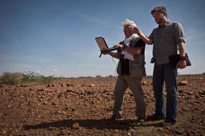 Alain Gachet (izquierda) junto al coordinador de la UNESCO para proyectos de mapas de agua, en Kenia.