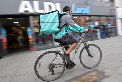 Un repartidor de Deliveroo en Londres, en enero de 2020.