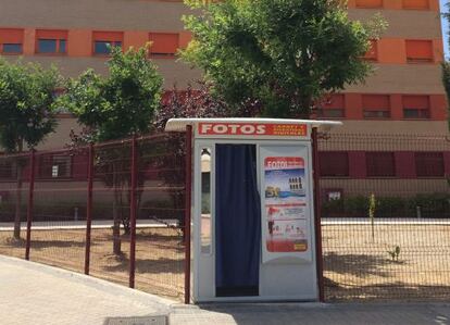 Fotomatón en el perímetro de una finca en el ensanche sur de Alcorcón (Madrid) y con acceso a la vía pública.