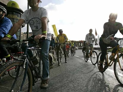 Manifestación de ciclistas en el centro de Madrid en octubre de 2007.