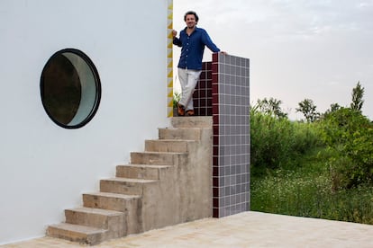 Detalles contemporáneos como la ventana redonda o los azulejos hacen más complejo y dinámico el aspecto exterior de la casa.