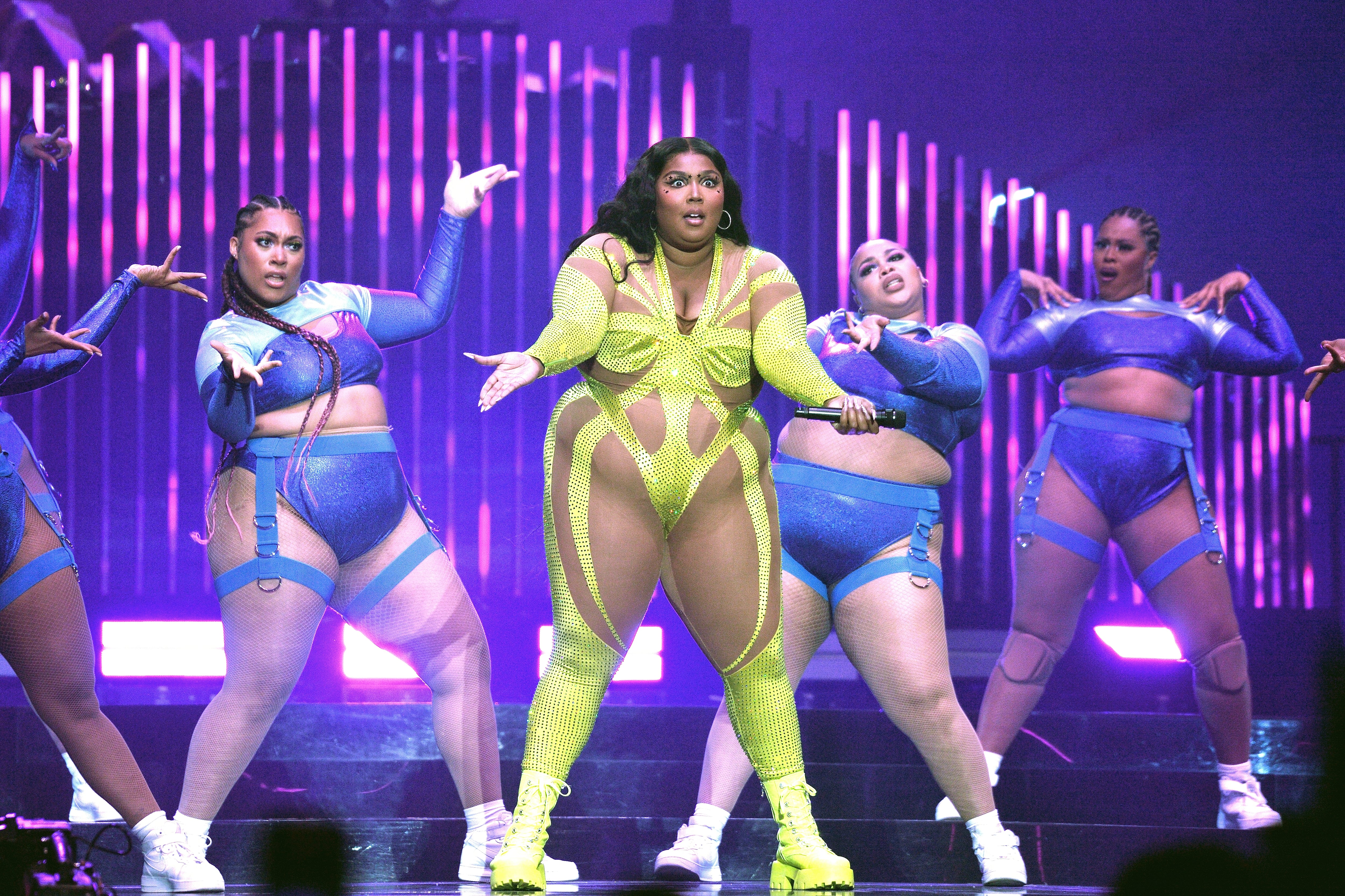 Lizzo prepara su regreso centrada en su música y salud, pero está por ver si el mundo la ha perdonado 1 Lizzo y sus bailarinas en una actuación en Londres el 15 de marzo de 2023.
