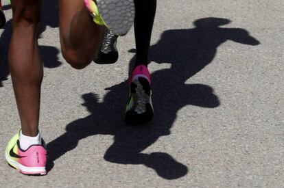 Detalle de uno de los corredores de la 40ª edición del Maratón de Madrid.