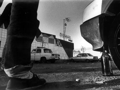 Aparcamiento de Spook, una de las discotecas valencianas de la ruta del bakalao, en 1985.