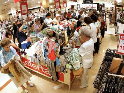 Aspecto del primer día de las rebajas el pasado 1 de julio en unos grandes almacenes de Madrid.