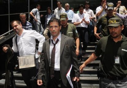 El juez argentino Walter Bento sale de la sede de Cablevisión.