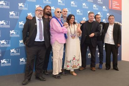 De izquierda a derecha, Alex de la Iglesia, Héctor Babenco, Warwick Thornton, Guillermo Arriaga, Mira Nair, Amos Gitai, Bahman Ghobadi y Hideo Nakata en la presentación de 'Words with gods' hoy sábado en Venecia.