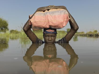 En una misión con Acción Contra el Hambre para documentar la devastación causada por las inundaciones, llegamos a la aislada comunidad de Old Fangak, al extremo norte del país. El paisaje verde y sereno de la ribera contrasta con la miseria y gris desesperanza de sus habitantes.<p>En la imagen, “Espero poder volver a la escuela”, dice Tut Ruot, de 14 años.</p>