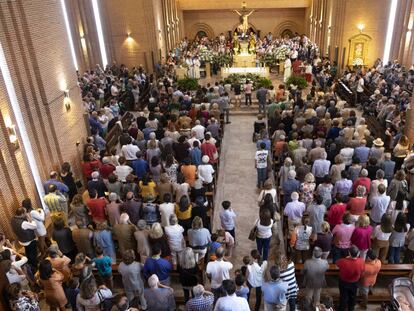 Ferigreses durante durante la misa de 12:00 del domingo13.