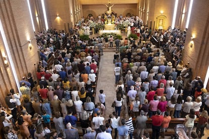 Ferigreses durante durante la misa de 12:00 del domingo13.