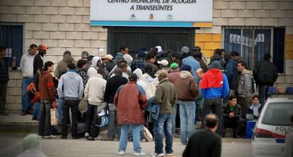 Decenas de personas se agolpan ante el Centro Municipal de Acogida a Transeúntes de Jaén a la espera de recibir el almuerzo, en una imagen de archivo.