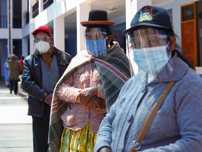 Residentes de la ciudad de Puno, en Perú, en la frontera con Bolivia, tras ser sometidos a una prueba de la covid-19.