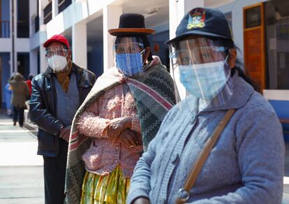 Residentes de la ciudad de Puno, en Perú, en la frontera con Bolivia, tras ser sometidos a una prueba de la covid-19.