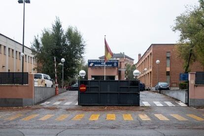 Entrada del complejo policial de Moratalaz en Madrid, donde se encuentra la comisaría de distrito en la que son encerrados los detenidos con covid-19.