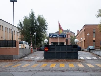 Entrada del complejo policial de Moratalaz en Madrid, donde se encuentra la comisaría de distrito en la que son encerrados los detenidos con covid-19.