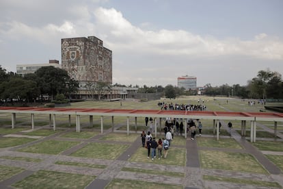 Estudiantes caminan por las instalaciones de la UNAM.