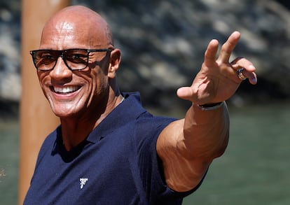 El actor Dwayne Johnson saluda mientras viaja en un taxi acuático, durante la 82ª edición del Festival de Cine de Venecia, el 1 de septiembre de 2025.