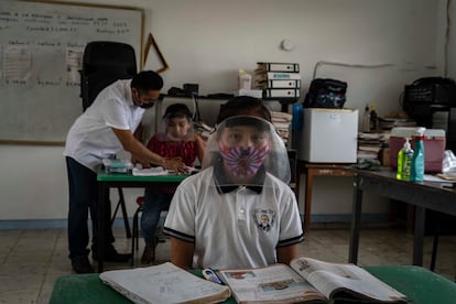 Alumnos de la escuela Emiliano Zapata en el municipio de Candelaria (Campeche), en México, en abril de 2021.