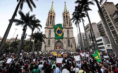 Concentración estudiantil en Praca da Se, São Paulo, este martes.