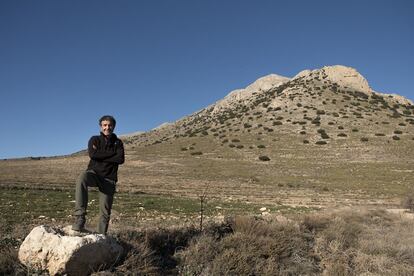 Javier Egea, agricultor y extrabajador de banca, en su finca de almendros en Chirivel (Almería).