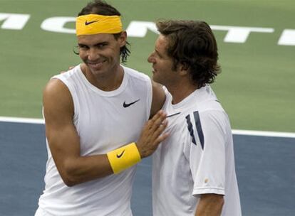 Nadal y Roig se felicitan por el triunfo en dobles.