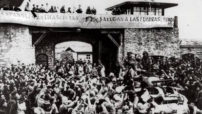 La célebre imagen de los supervivientes de Mauthausen recibiendo a los soldados estadounidenses el 5 de mayo de 1945, día de la liberación del campo, bajo una pancarta que dice en español: "Los españoles antifascistas saludan a las fuerzas libertadoras".