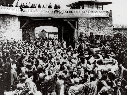 La célebre imagen de los supervivientes de Mauthausen recibiendo a los soldados estadounidenses el 5 de mayo de 1945, día de la liberación del campo, bajo una pancarta que dice en español: "Los españoles antifascistas saludan a las fuerzas libertadoras".