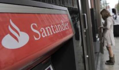 Imagen de un cajero automático del Banco Santander en Londres. EFE/Archivo
