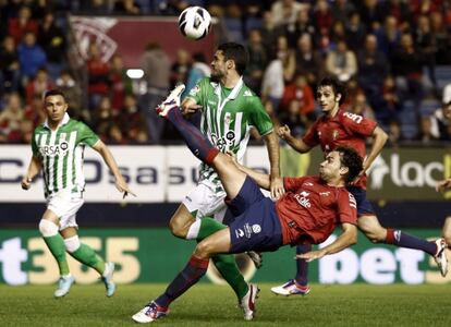 Lolo despeja de forma acrob&aacute;tica ante Juan Carlos.