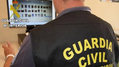 Un investigador de la Guardia Civil en otra operación de abusos de menores.